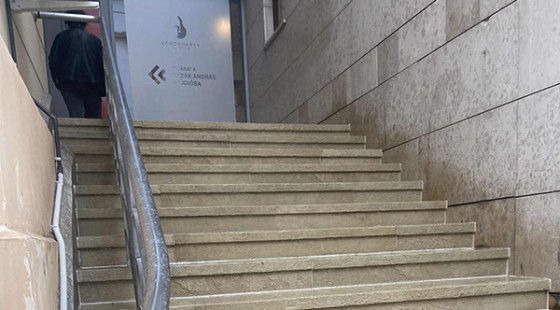 Elkészült a színház művészbejárójához vezető új lépcsősor!