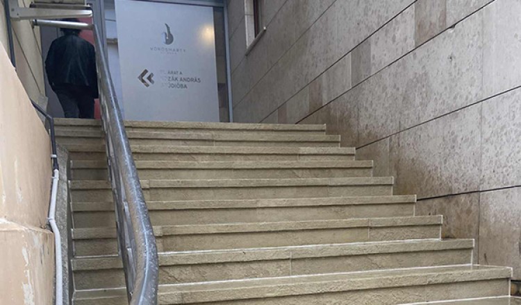 Elkészült a színház művészbejárójához vezető új lépcsősor!