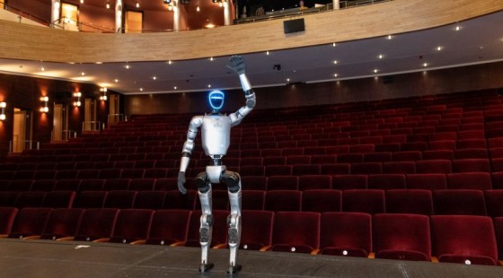 Humanoid robot a társulatban – a világon először alakít szerepet egy robot a székesfehérvári Vörösmarty Színházban!
