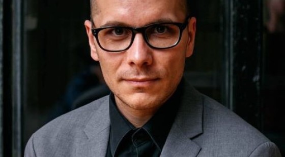 „Megpróbálni meghallani, hogy mi hangzik el a csendekben” - Interjú Botos Bálint rendezővel a Bányavirág kapcsán