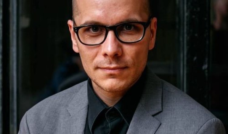 „Megpróbálni meghallani, hogy mi hangzik el a csendekben” - Interjú Botos Bálint rendezővel a Bányavirág kapcsán