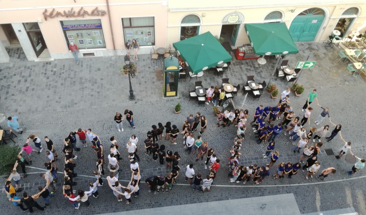 Az Odüsszeia 2019 feliratot formálták meg diákok