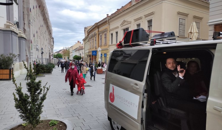 A kórháznál is szerenádoztak művészeink Anyák napján