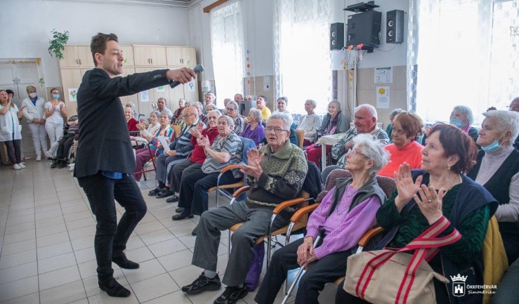 Mosolyt csalt színművészünk a hölgyek arcára