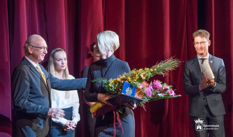 Lehengerlő Fame premier díjátadóval