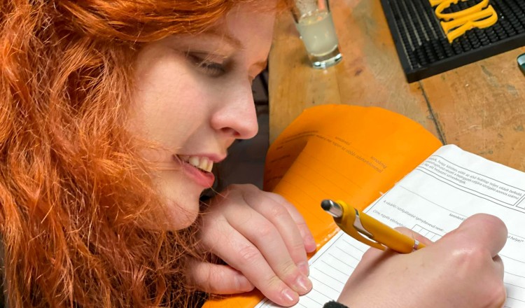 Generációkon át öröklődő sebekről szól Selmeczi Bea új darabja